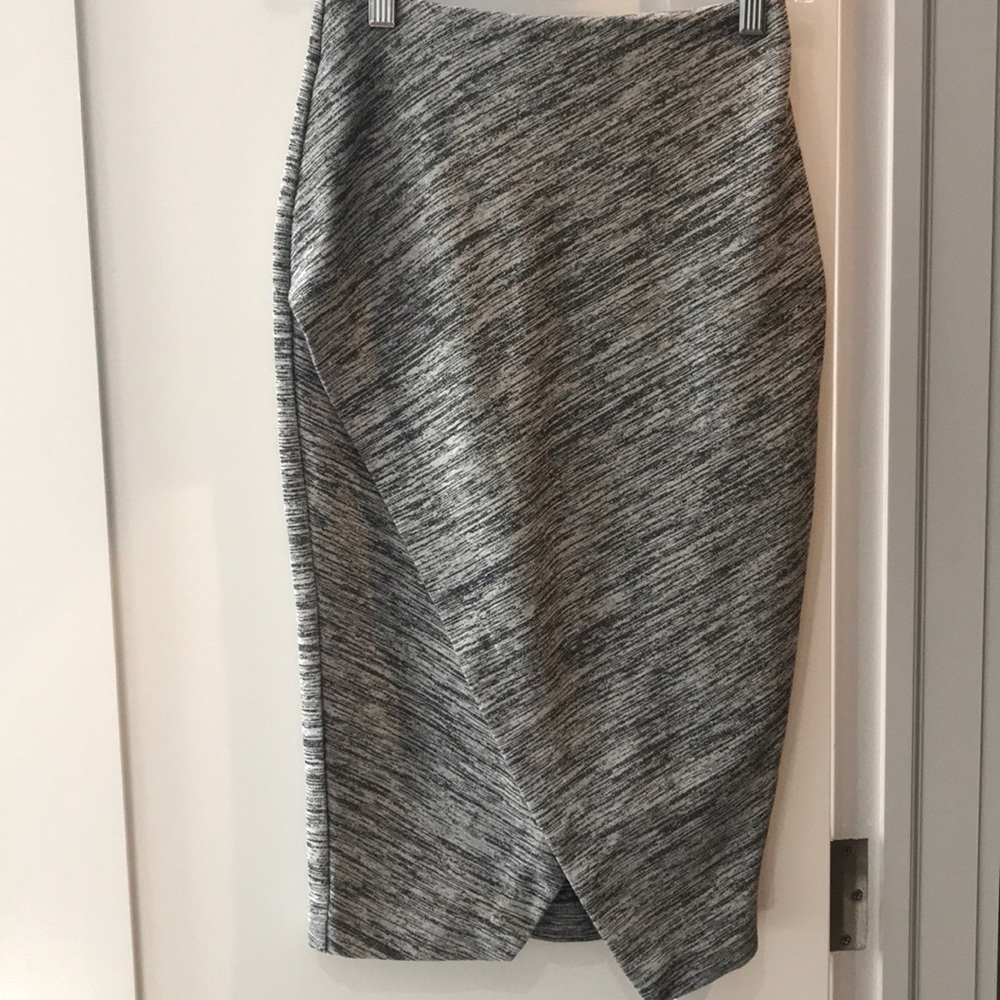 Chic pencil skirt!